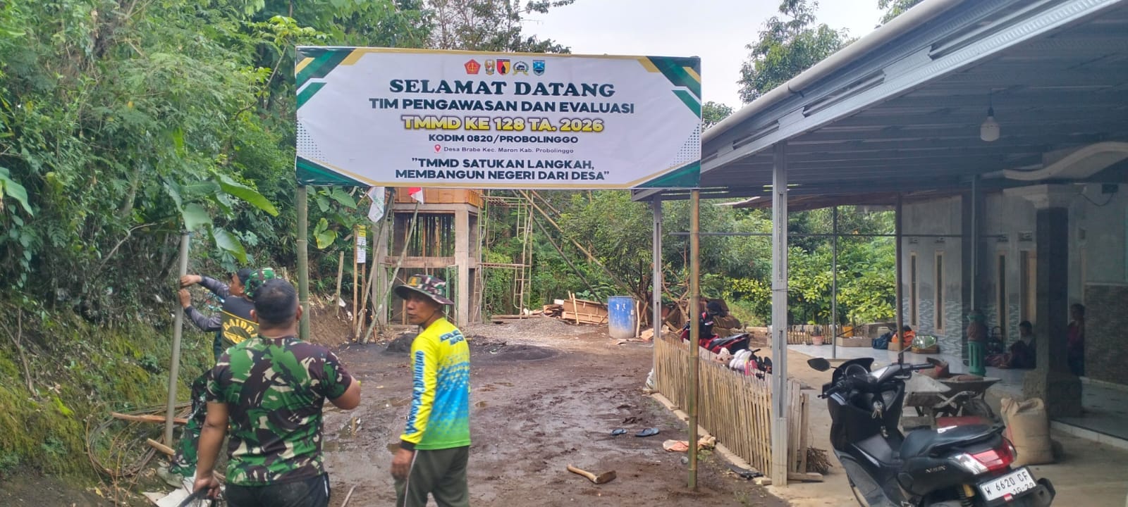 Satgas Bersama Warga Pasang Benner Sambut Tim Wasev Sterad TNI Satgas Bersama Warga Pasang Benner Sambut Tim Wasev Sterad TNI