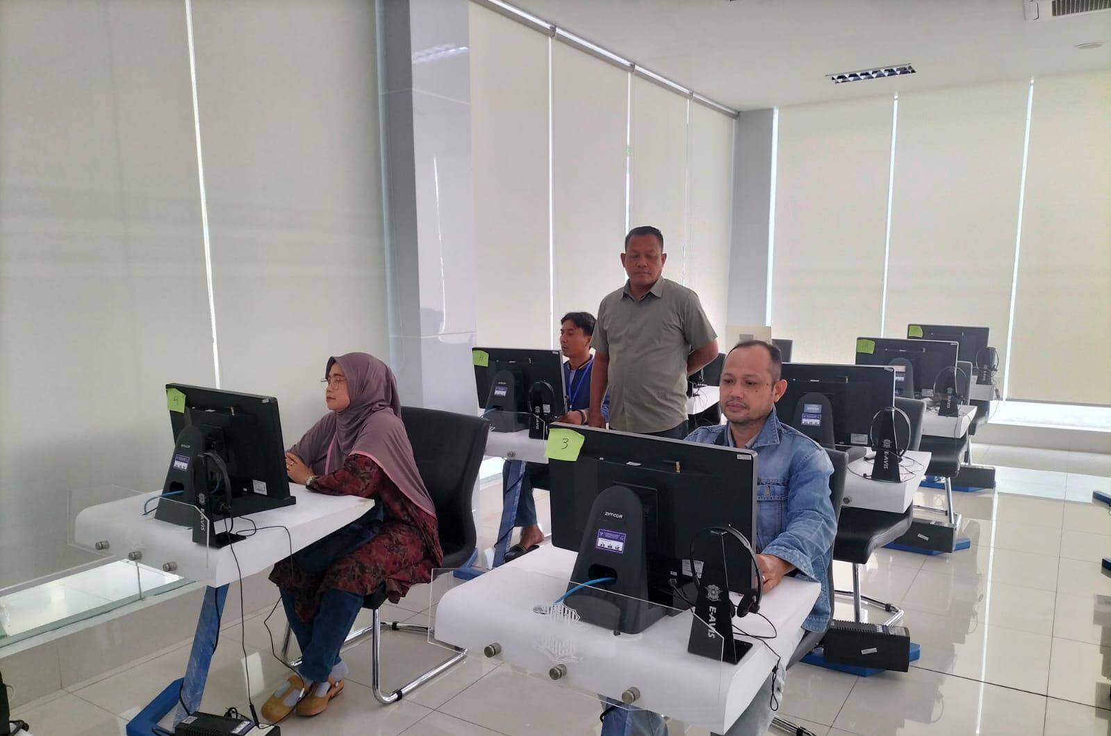 Cerita Warga Tuban yang Kini Tak Bingung Lagi Urus SIM dan STNK Cerita Warga Tuban yang Kini Tak Bingung Lagi Urus SIM dan STNK