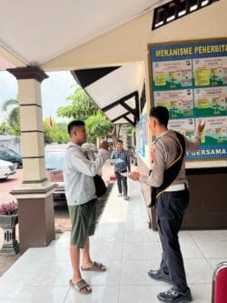 Dari Pertanyaan SIM Sampai STNK, Warga Tuban Antusias Saat Polantas Tuban Menyapa Dari Pertanyaan SIM Sampai STNK, Warga Tuban Antusias Saat Polantas Tuban Menyapa