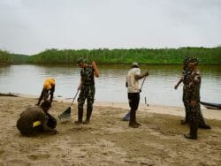 Aksi Bersih Pantai Keakwa oleh Satgas TMMD Kodim 1710/Mimika Aksi Bersih Pantai Keakwa oleh Satgas TMMD Kodim 1710/Mimika