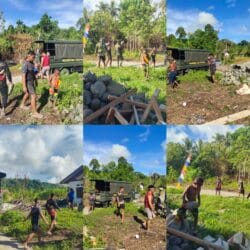 Bersama Warga, Satgas TMMD Ke-128 Kodim 1801/Manokwari Muat Batu Untuk Pondasi Pagar Gereja GPKAI Jemaat Erroi Bersama Warga, Satgas TMMD Ke-128 Kodim 1801/Manokwari Muat Batu Untuk Pondasi Pagar Gereja GPKAI Jemaat Erroi