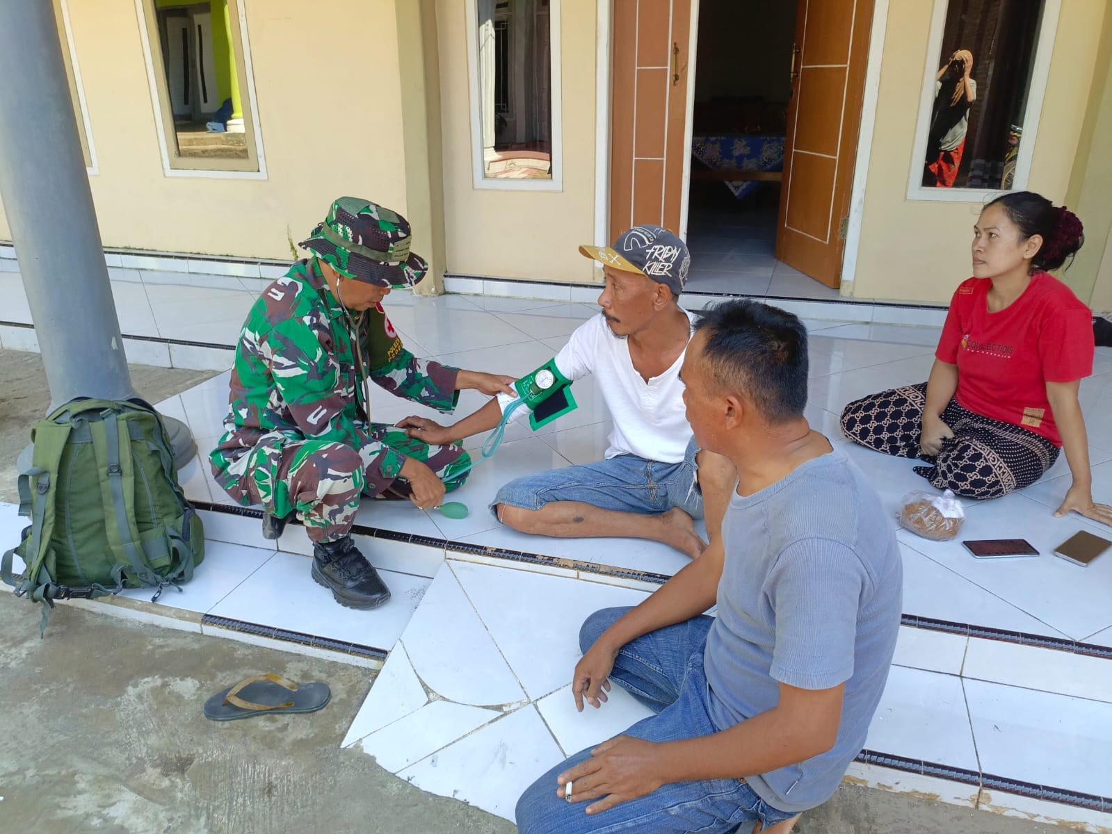 Peduli Kesehatan Warga, Tim Medis Satgas TMMD Layani Pemeriksaan Gratis Peduli Kesehatan Warga, Tim Medis Satgas TMMD Layani Pemeriksaan Gratis