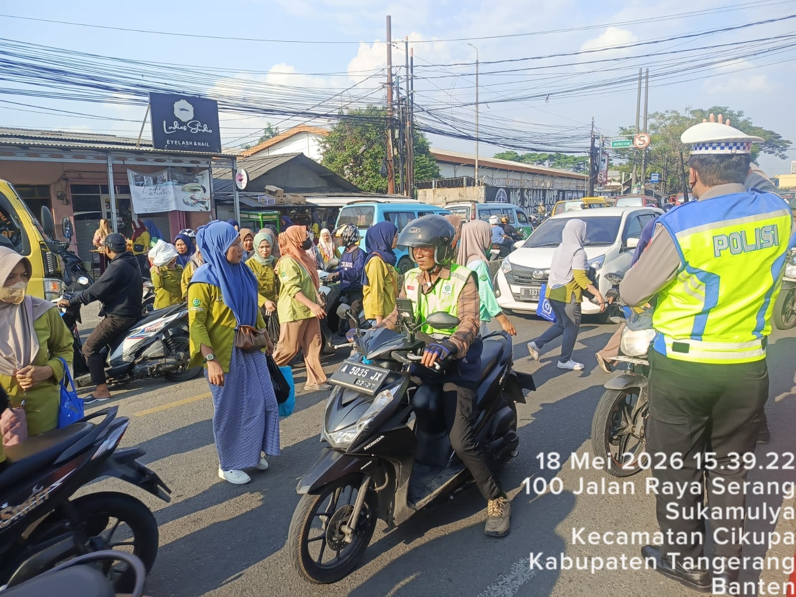 Personel Lantas Polsek Cikupa Laksanakan Pengaturan Arus Lalu Lintas Sore di Pertigaan Columbus Personel Lantas Polsek Cikupa Laksanakan Pengaturan Arus Lalu Lintas Sore di Pertigaan Columbus