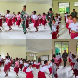 Koptu Arif Latih Tarian Yospan Anak SD Inpres 62 Asai dalam Kegiatan TMMD ke-128 Kodim 1801/Manokwari