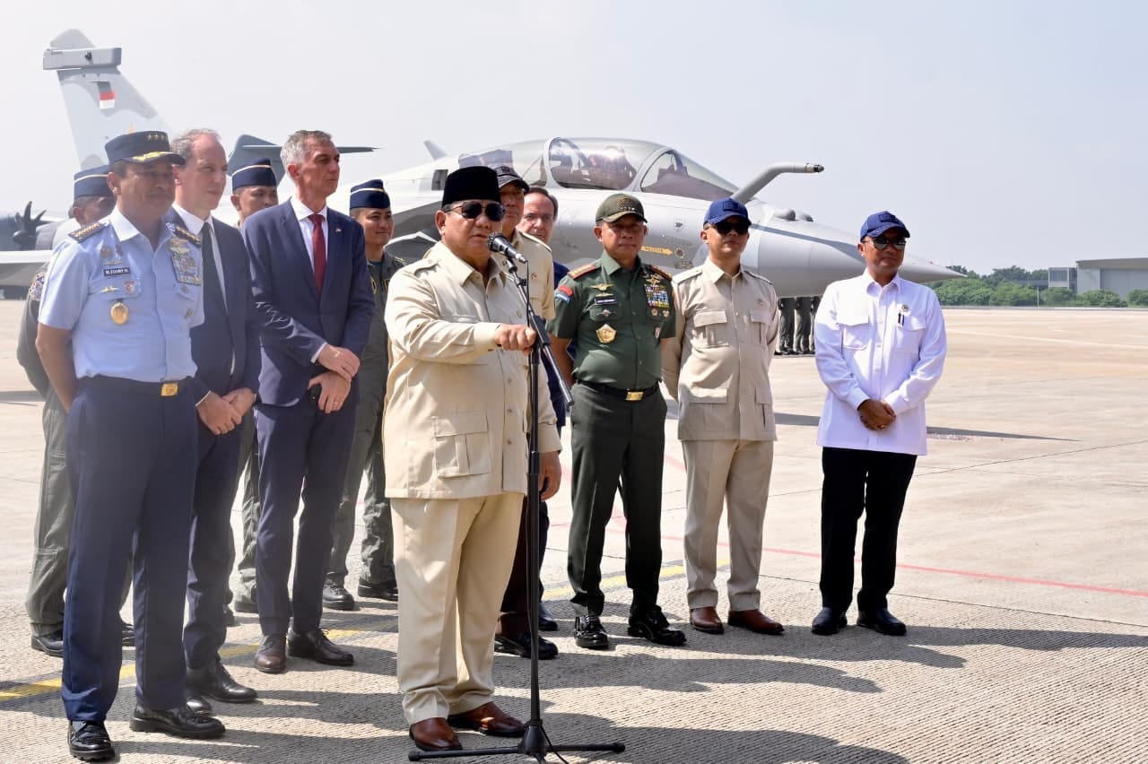 Presiden Prabowo Subianto menyampaikan keterangan pers pada acara penyerahan alat utama sistem persenjataan (alutsista) di Pangkalan Udara Halim Perdanakusuma, Jakarta, pada Senin, 18 Mei 2026. Foto: BPMI Setpres