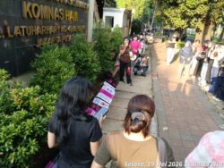API Gelar Aksi Senja di Depan Komnas HAM, Soroti Kekerasan terhadap Perempuan sejak Reformasi 1998
