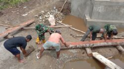 Anggota Kodim 1505/Tidore Bersama Warga Gotong Royong Angkat Batang Kelapa untuk Penahan Jembatan Garuda