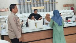 Bhabinkamtibmas Polsek Cikupa Amankan Penyaluran Bantuan Beras dan Minyak Goreng di Desa Bojong