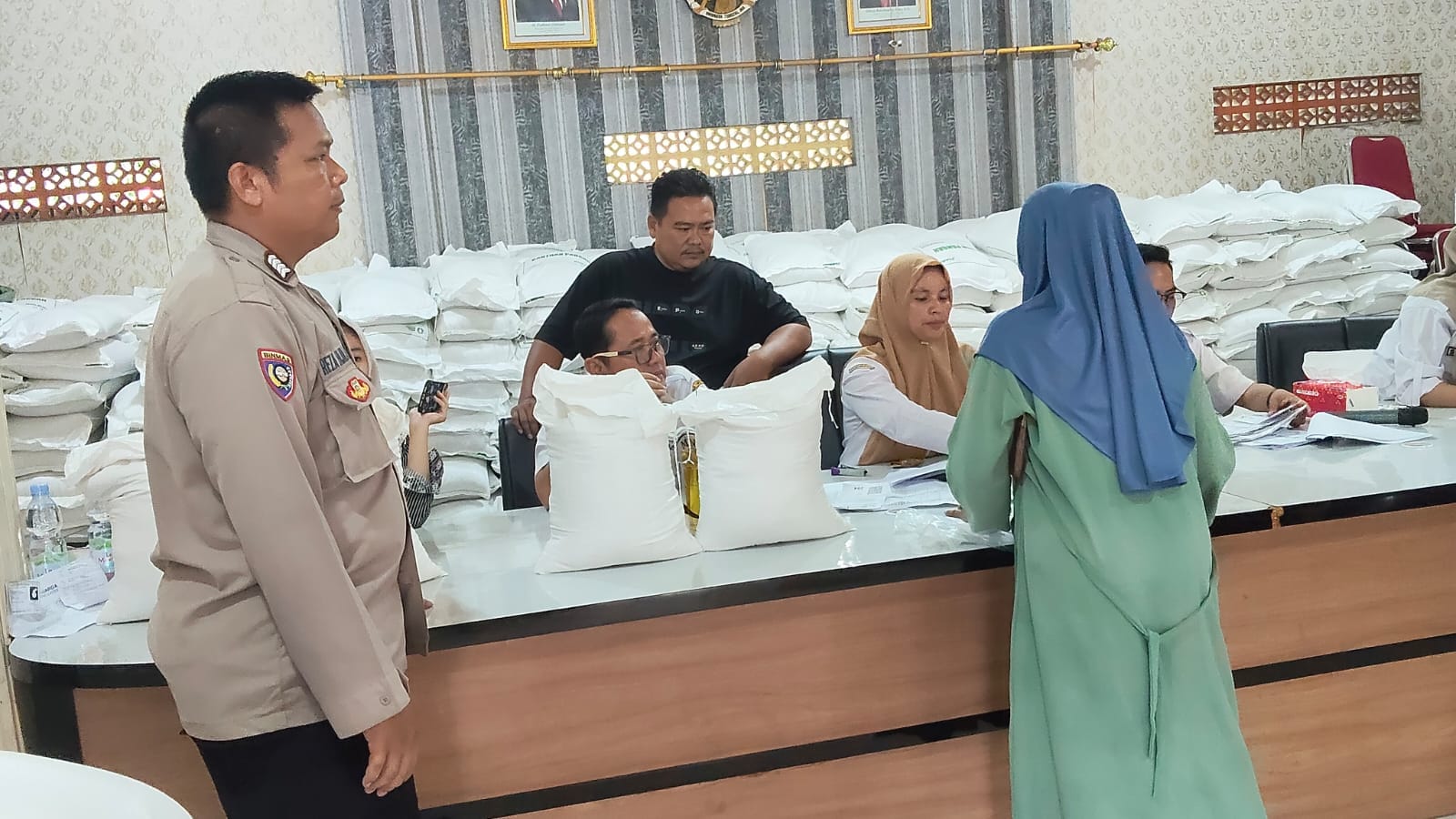 Bhabinkamtibmas Polsek Cikupa Amankan Penyaluran Bantuan Beras dan Minyak Goreng di Desa Bojong