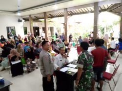 Bhabinkamtibmas Polsek Cikupa Amankan Penyaluran Bantuan Sosial di Desa Talaga