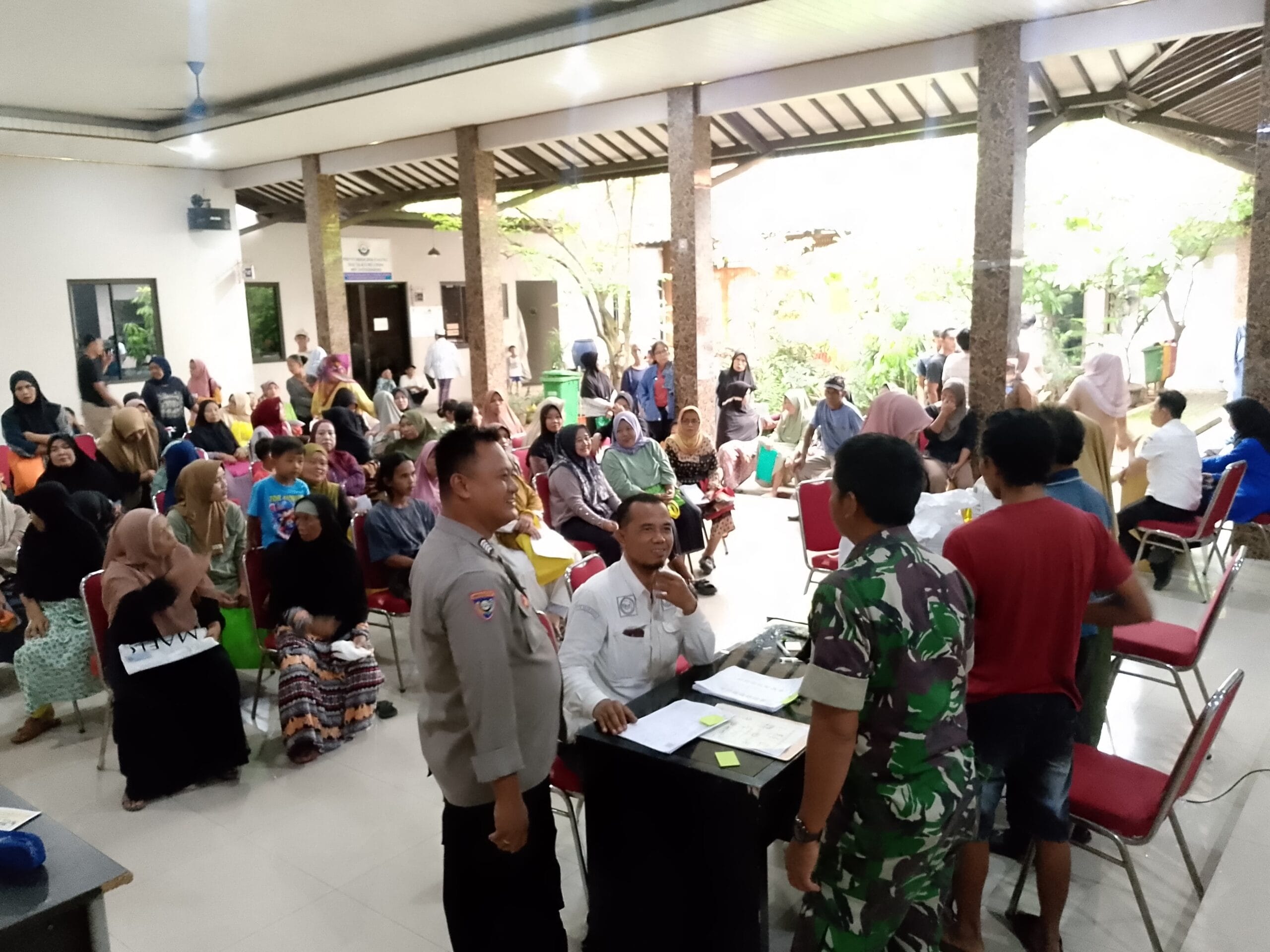 Bhabinkamtibmas Polsek Cikupa Amankan Penyaluran Bantuan Sosial di Desa Talaga