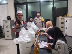 Bhabinkamtibmas Polsek Cikupa Amankan Penyaluran Bantuan Pangan Kemensos di Desa Bitung Jaya