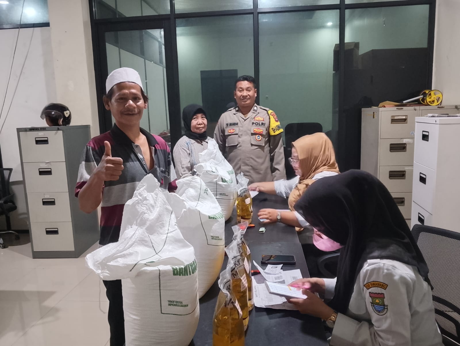 Bhabinkamtibmas Polsek Cikupa Amankan Penyaluran Bantuan Pangan Kemensos di Desa Bitung Jaya Bhabinkamtibmas Polsek Cikupa Amankan Penyaluran Bantuan Pangan Kemensos di Desa Bitung Jaya