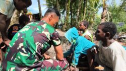 Satgas TMMD Kodim 1710/Mimika Tanamkan Kepedulian Lingkungan Lewat Penanaman Mangrove Bersama Anak-Anak