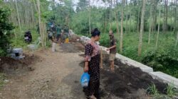 Warga Apresiasi Kinerja Satgas TMMD dalam Pemasangan Paving di Desa Brabe