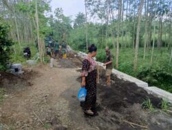 Warga Apresiasi Kinerja Satgas TMMD dalam Pemasangan Paving di Desa Brabe