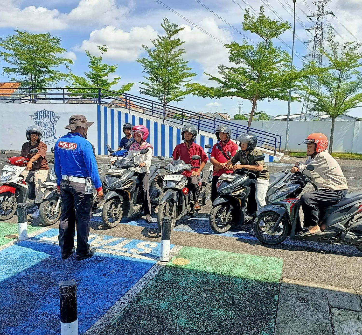 Dari SIM Hingga BPKB, Polantas Tuban Ubah Pinggir Jalan Jadi Ruang Edukasi