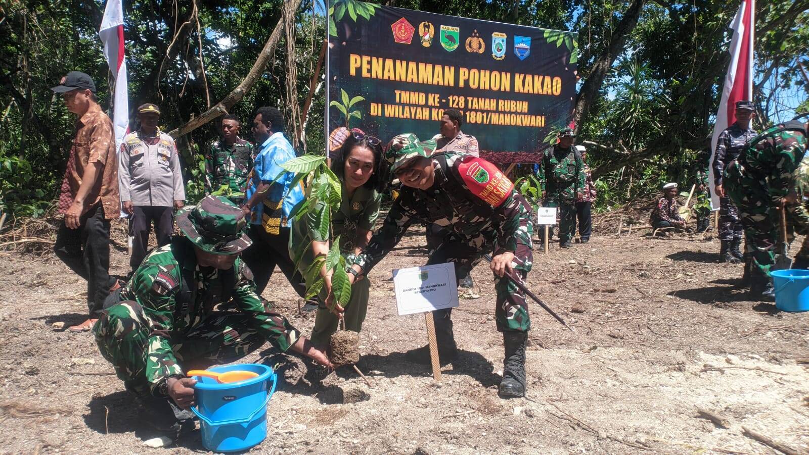 Pangdam XVIII/Kasuari Pimpin Penanaman Pohon Kakao Secara Simbolis pada Penutupan TMMD ke-128 Kodim 1801/Manokwari Pangdam XVIII/Kasuari Pimpin Penanaman Pohon Kakao Secara Simbolis pada Penutupan TMMD ke-128 Kodim 1801/Manokwari