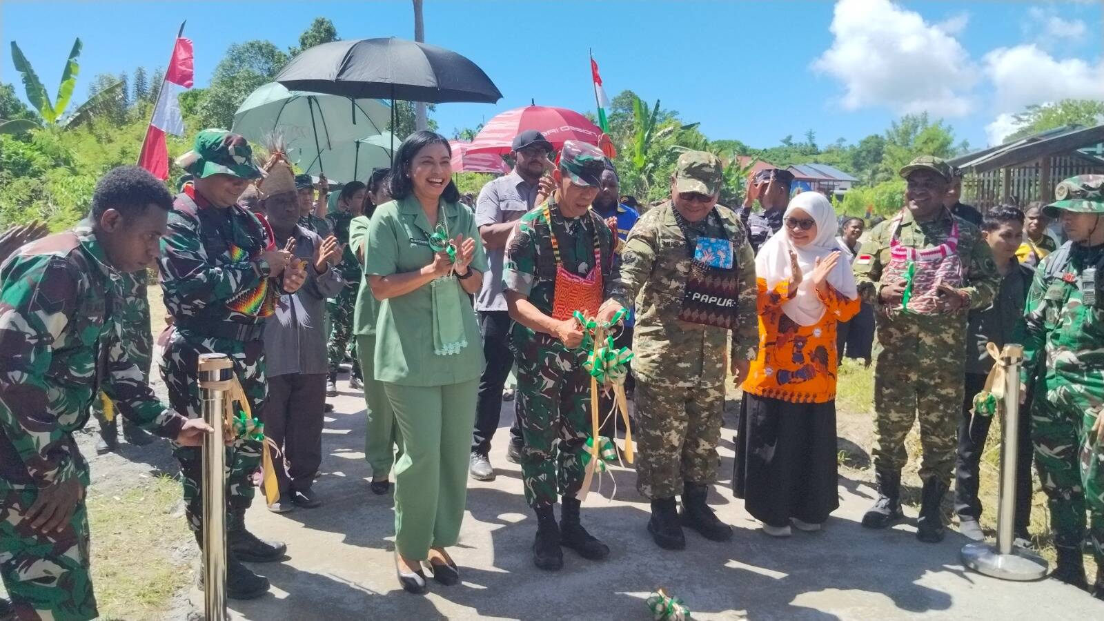 Pangdam XVIII/Kasuari Resmikan Jalan Hasil Program TMMD ke-128 di Kampung Tanah Rubuh