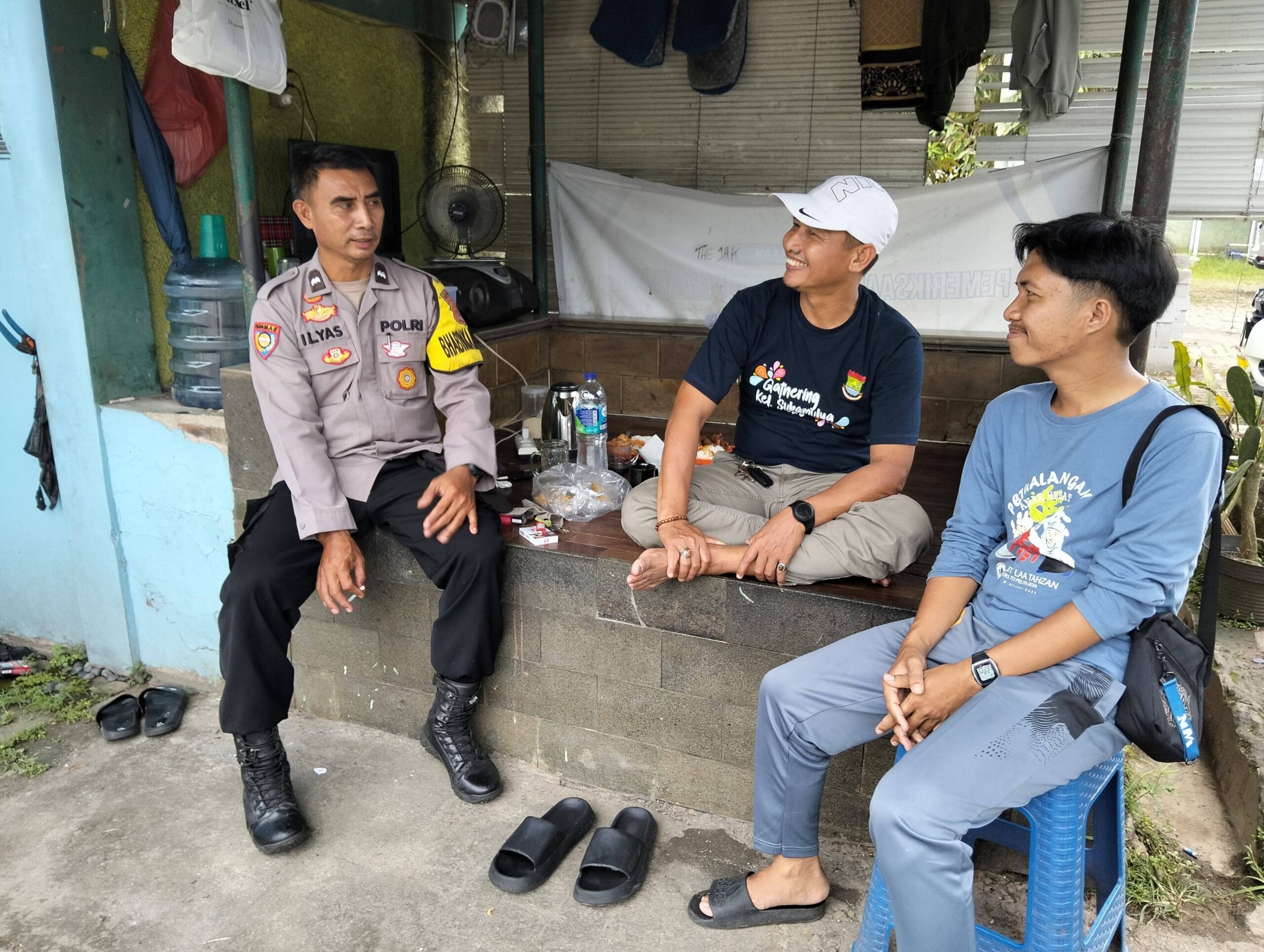 Bhabinkamtibmas Polsek Cikupa Sambangi Ketua RW di Sukamulya, Sampaikan Pesan Kamtibmas
