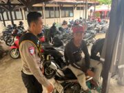 Warga Tuban Mendadak Curhat STNK ke Polantas Tuban di Tengah Jalan