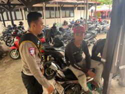 Warga Tuban Mendadak Curhat STNK ke Polantas Tuban di Tengah Jalan