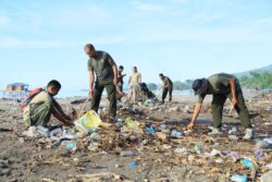 Bersihkan Pantai, Kodim 1505/Tidore Tunjukkan Kepedulian terhadap Lingkungan Pesisir