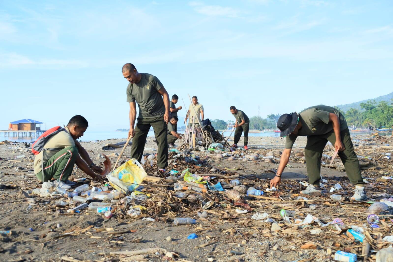 Bersihkan Pantai, Kodim 1505/Tidore Tunjukkan Kepedulian terhadap Lingkungan Pesisir