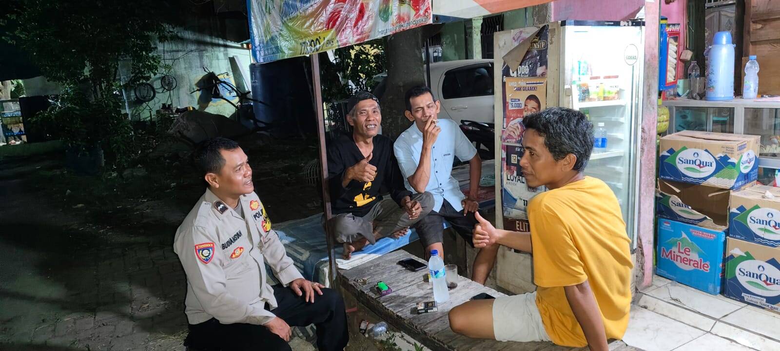 Bhabinkamtibmas Desa Pasir Jaya Sambangi Pos Satkamling, Perkuat Sinergitas dengan Warga Bhabinkamtibmas Desa Pasir Jaya Sambangi Pos Satkamling, Perkuat Sinergitas dengan Warga
