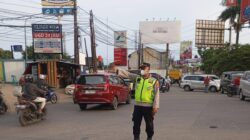 IPTU Rusandi Pimpin Pengaturan Lalu Lintas Sore di Simpang Cikupa Mas