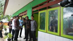 Tinjau SD Negeri dan MTS Papela, Wapres Pastikan Program Prioritas Presiden Jangkau Wilayah 3T Tinjau SD Negeri dan MTS Papela, Wapres Pastikan Program Prioritas Presiden Jangkau Wilayah 3T
