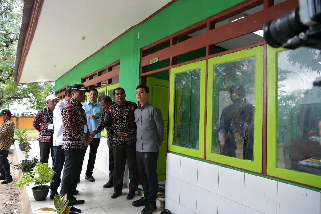 Tinjau SD Negeri dan MTS Papela, Wapres Pastikan Program Prioritas Presiden Jangkau Wilayah 3T Tinjau SD Negeri dan MTS Papela, Wapres Pastikan Program Prioritas Presiden Jangkau Wilayah 3T