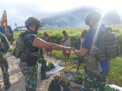 Satgas Yonif 2 Marinir Borong Hasil Tani Warga Komopa Papua, Bangkitkan Ekonomi Lokal dan Pererat Hubungan Dengan Warga Satgas Yonif 2 Marinir Borong Hasil Tani Warga Komopa Papua, Bangkitkan Ekonomi Lokal dan Pererat Hubungan Dengan Warga