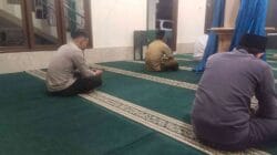 Bhabinkamtibmas Polsek Cikupa Laksanakan Subuh Keliling Bersama Jamaah Masjid Hubul Waton Bhabinkamtibmas Polsek Cikupa Laksanakan Subuh Keliling Bersama Jamaah Masjid Hubul Waton