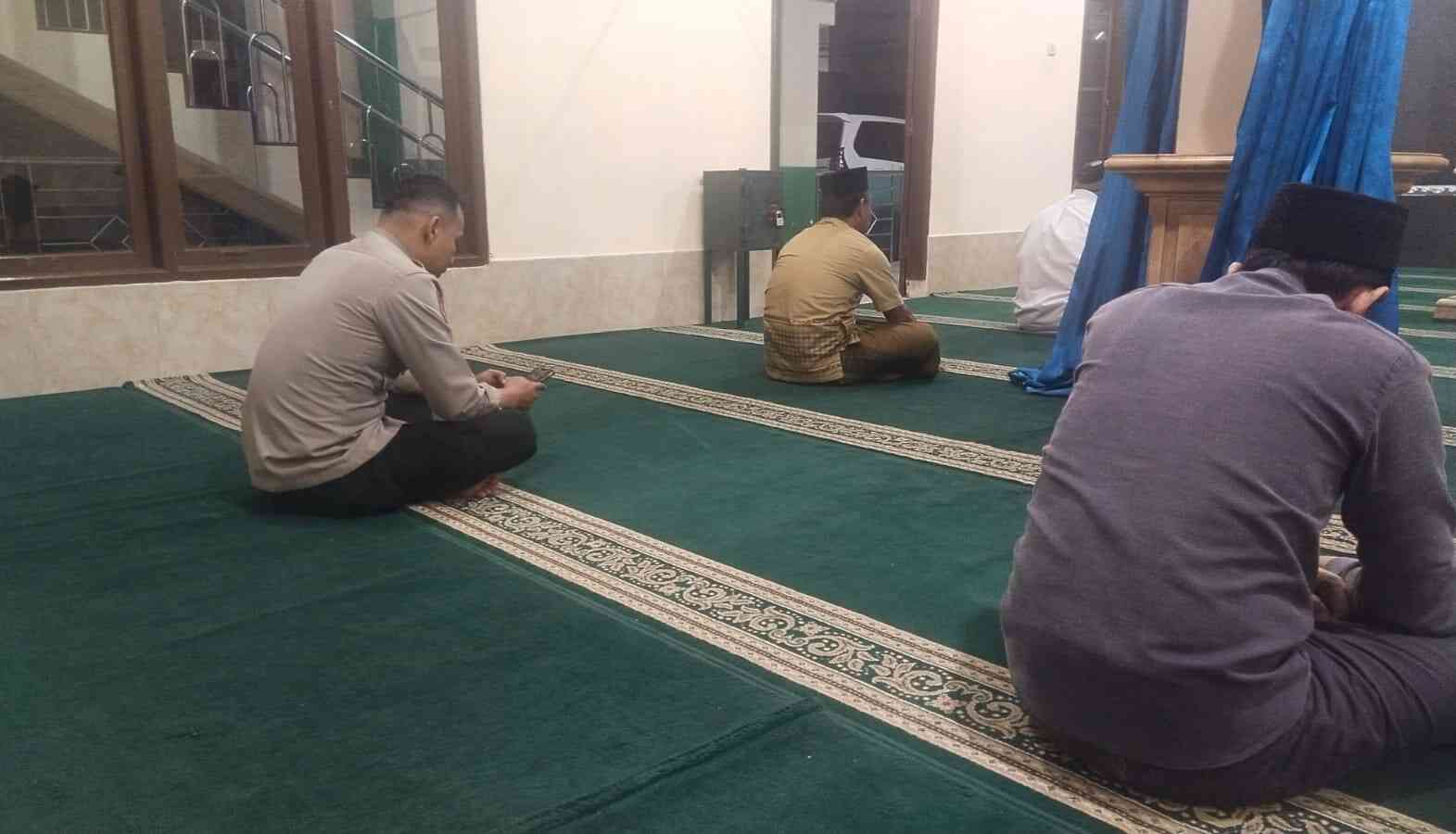 Bhabinkamtibmas Polsek Cikupa Laksanakan Subuh Keliling Bersama Jamaah Masjid Hubul Waton Bhabinkamtibmas Polsek Cikupa Laksanakan Subuh Keliling Bersama Jamaah Masjid Hubul Waton