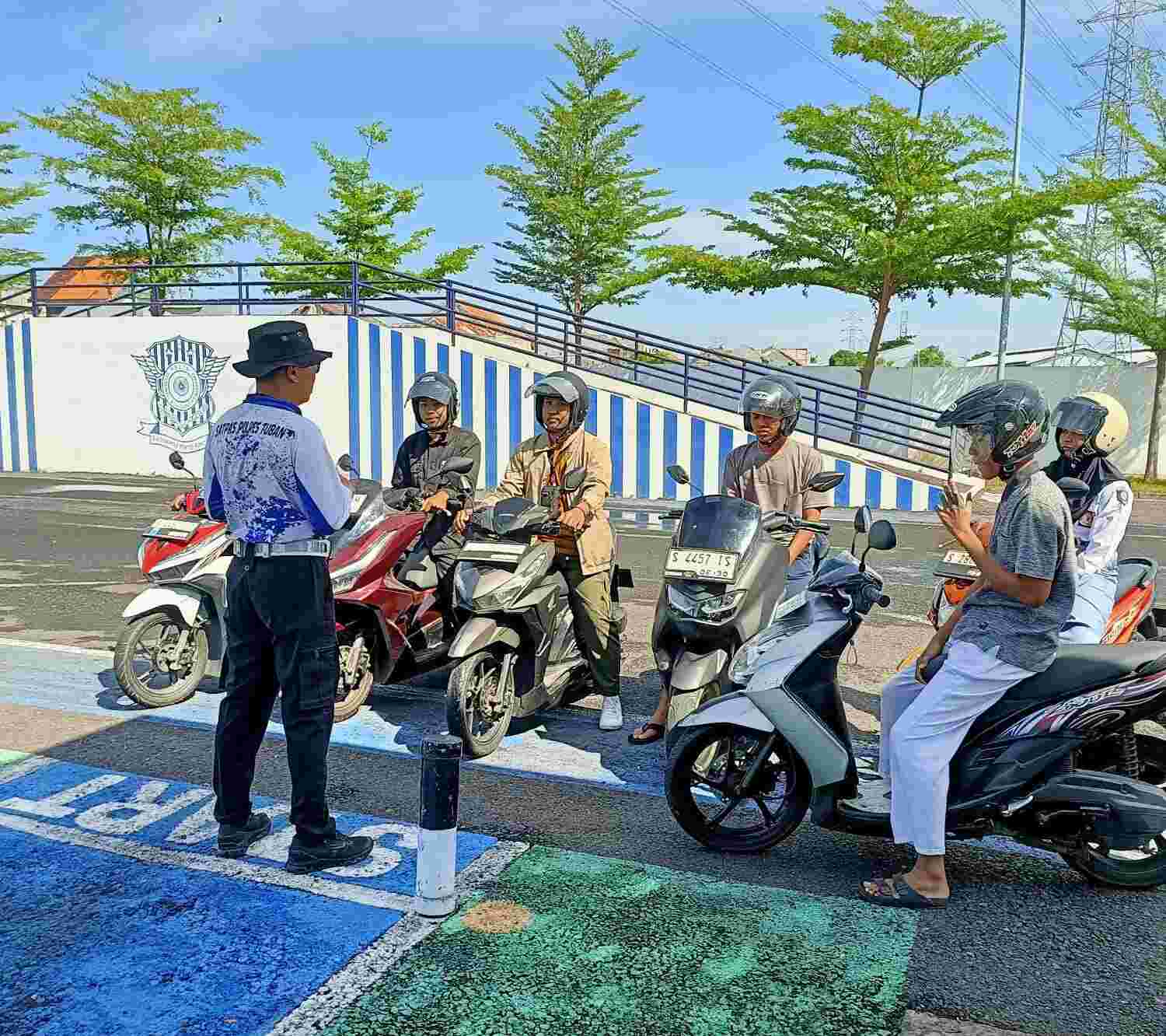 Pagi di Tuban Mendadak Ramai, Polantas Tuban Dikerubungi Tanya SIM Pagi di Tuban Mendadak Ramai, Polantas Tuban Dikerubungi Tanya SIM
