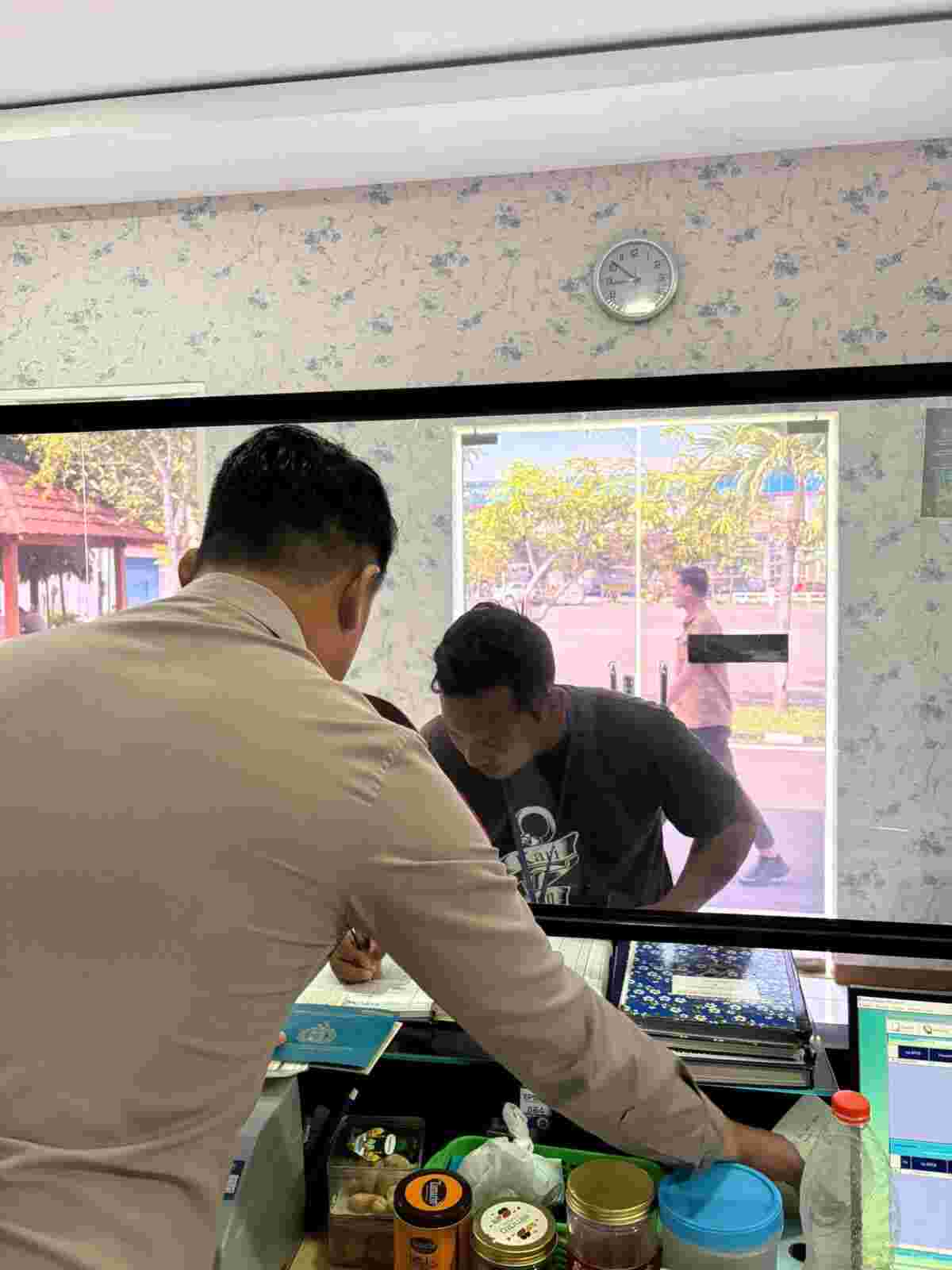 Pengendara di Tuban Mendadak Berkumpul, Polantas Tuban Jadi Tempat Bertanya Pengendara di Tuban Mendadak Berkumpul, Polantas Tuban Jadi Tempat Bertanya