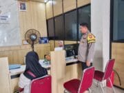Bhabinkamtibmas Desa Bitung Jaya Sambangi Perangkat Desa, Perkuat Sinergitas Kamtibmas