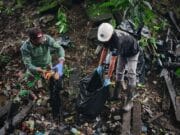 Gotong Royong Bersihkan Kali, Babinsa Timika Turun Langsung