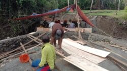 Meski Cuaca Tak Menentu, Anggota Kodim 1505/Tidore dan Warga Tetap Semangat Bangun Jembatan Garuda Meski Cuaca Tak Menentu, Anggota Kodim 1505/Tidore dan Warga Tetap Semangat Bangun Jembatan Garuda