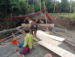 Meski Cuaca Tak Menentu, Anggota Kodim 1505/Tidore dan Warga Tetap Semangat Bangun Jembatan Garuda Meski Cuaca Tak Menentu, Anggota Kodim 1505/Tidore dan Warga Tetap Semangat Bangun Jembatan Garuda
