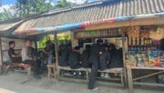 Bhabinkamtibmas Desa Sukanagara Sambangi Warga, Sampaikan Pesan Kamtibmas dan Sosialisasi Layanan 110