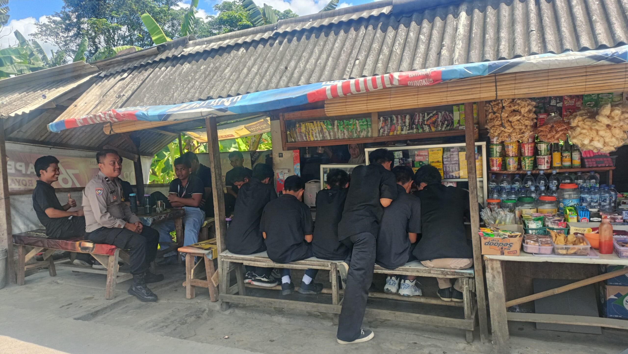 Bhabinkamtibmas Desa Sukanagara Sambangi Warga, Sampaikan Pesan Kamtibmas dan Sosialisasi Layanan 110