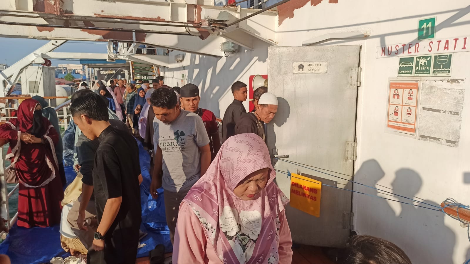 Hidupkan Semangat Idul Adha di Tengah Laut, Sholat Id Berjamaah Digelar di Mushola ANNimah KM Dorolonda Hidupkan Semangat Idul Adha di Tengah Laut, Sholat Id Berjamaah Digelar di Mushola ANNimah KM Dorolonda