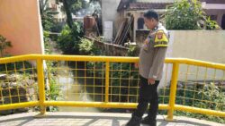 Polsek Cikupa Cek Kondisi Jembatan di Desa Talaga, Pastikan Aman Dilintasi Warga Polsek Cikupa Cek Kondisi Jembatan di Desa Talaga, Pastikan Aman Dilintasi Warga