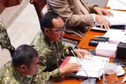 Panglima TNI Hadiri Raker Bersama Komisi I DPR RI Bahas Dinamika Geopolitik dan Misi Perdamaian Dunia