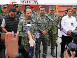 Kasum TNI Tinjau Pemeriksaan Kontainer Mineral Hasil Penindakan TNI AL di Batam