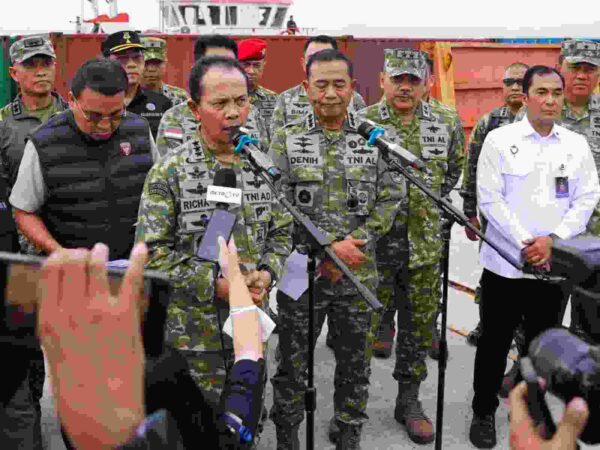 Kasum TNI Tinjau Pemeriksaan Kontainer Mineral Hasil Penindakan TNI AL di Batam Kasum TNI Tinjau Pemeriksaan Kontainer Mineral Hasil Penindakan TNI AL di Batam