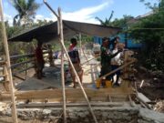 Anggota Kodim 1505/Tidore dan Warga Gotong Royong Cor Tiang Pembatas Jembatan Garuda di Desa Gita