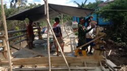 Anggota Kodim 1505/Tidore dan Warga Gotong Royong Cor Tiang Pembatas Jembatan Garuda di Desa Gita